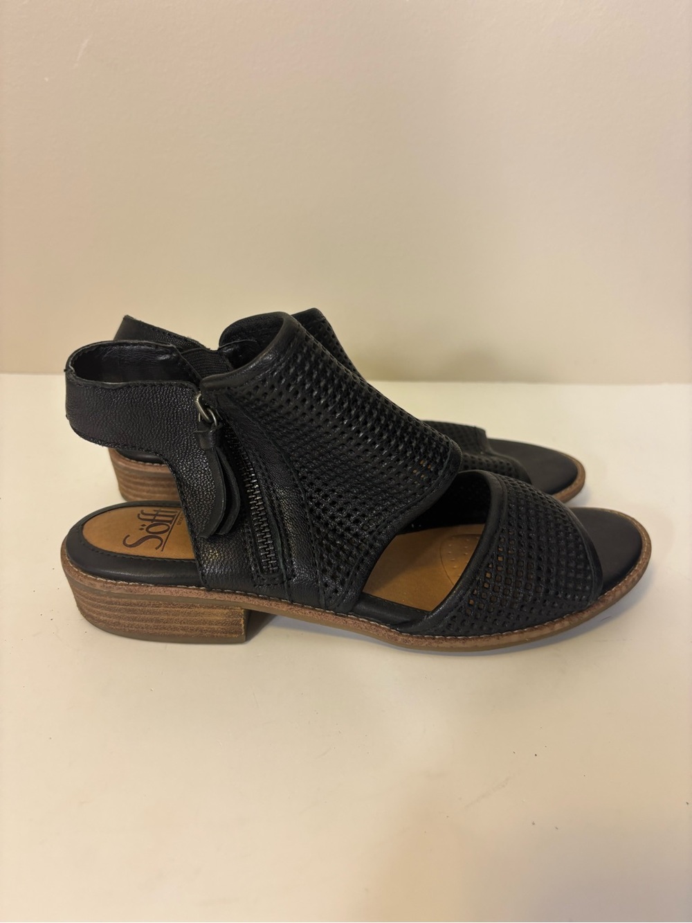 Sofft Black Perforated Leather Low Heel Sandals Women’s 8 - Picture 1 of 7